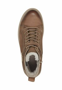 Bottine en cuir marron avec un bout rond, un laçage sur le devant, des accessoires en métal doré, un intérieur en fourrure texturée et une languette au niveau du talon.