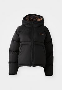Svart boblejakke med hette, med glidelås, horisontalt quiltet design og et mykt, teksturert innerfôr. Carhartt-logoen er synlig.