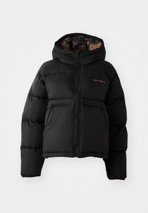 Fekete puffernadrág kapucnival, cipzárral záródik, vízszintes steppelt kialakítással és puha, texturált belső béléssel rendelkezik. Carhartt logóval ellátva.