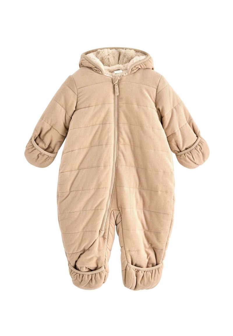 Tutina imbottita per neonati di colore beige con zip frontale, cappuccio, polsini elasticizzati e morbida foderatura in pile per il calore. Texture trapuntata in tutto il capo.