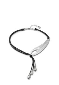 Collar de pendant de plata con tres gotas metálicas, cordones de cuero negro y un cierre de cadena. Textura lisa y brillante; diseño minimalista.