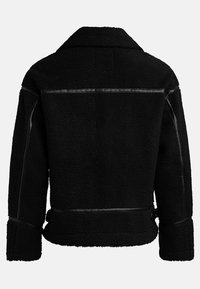 Schwarze Schaffelljacke mit Lederpaneelen, einem umklappbaren Kragen und einer cropped Passform. Verfügt über eine strukturierte Oberfläche und Druckknopfdetails an den Ärmeln.