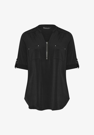 Sort bluse med lynlås foran, to brystlommer og oprevne ærmer. Lavet af glat stof med en let buet kant.