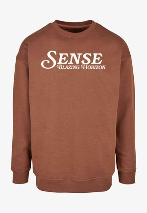 Pruun sweatshirt, millel on ringkaelus ja mille esiküljel on valge tekst "SENSE BLAZING HORIZON", valmistatud pehmest tekstureeritud kangast.
