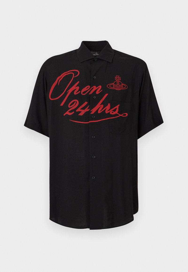 Chemise noire à manches courtes avec une coupe décontractée. Porte le texte rouge « Open 24 hrs » et un graphisme associé. Comprend une poche poitrine gauche et des boutons.