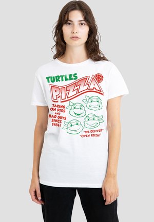 Weißes Baumwoll-T-Shirt mit grünen und roten Cartoon-Grafiken von Schildkröten, der Text lautet "TURTLES PIZZA" in einem Retro-Design mit verspielten Phrasen.