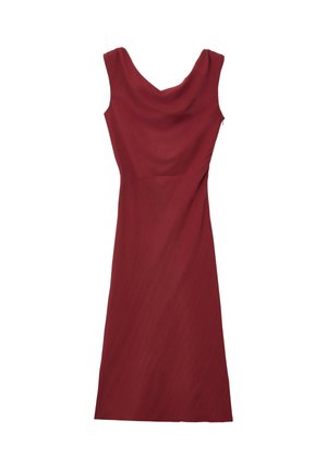 Abito midi senza maniche, rosso scuro, con scollo a barchetta drappeggiato e vita aderente, disteso su uno sfondo bianco.