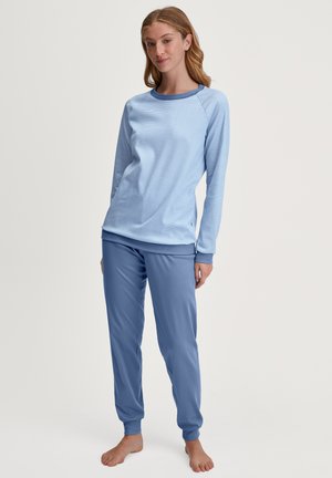 Hellblaues Loungewear-Set mit langärmligem Oberteil, das einen runden Halsausschnitt und gerippte Bündchen hat, kombiniert mit einer Hose mit elastischem Bund.
