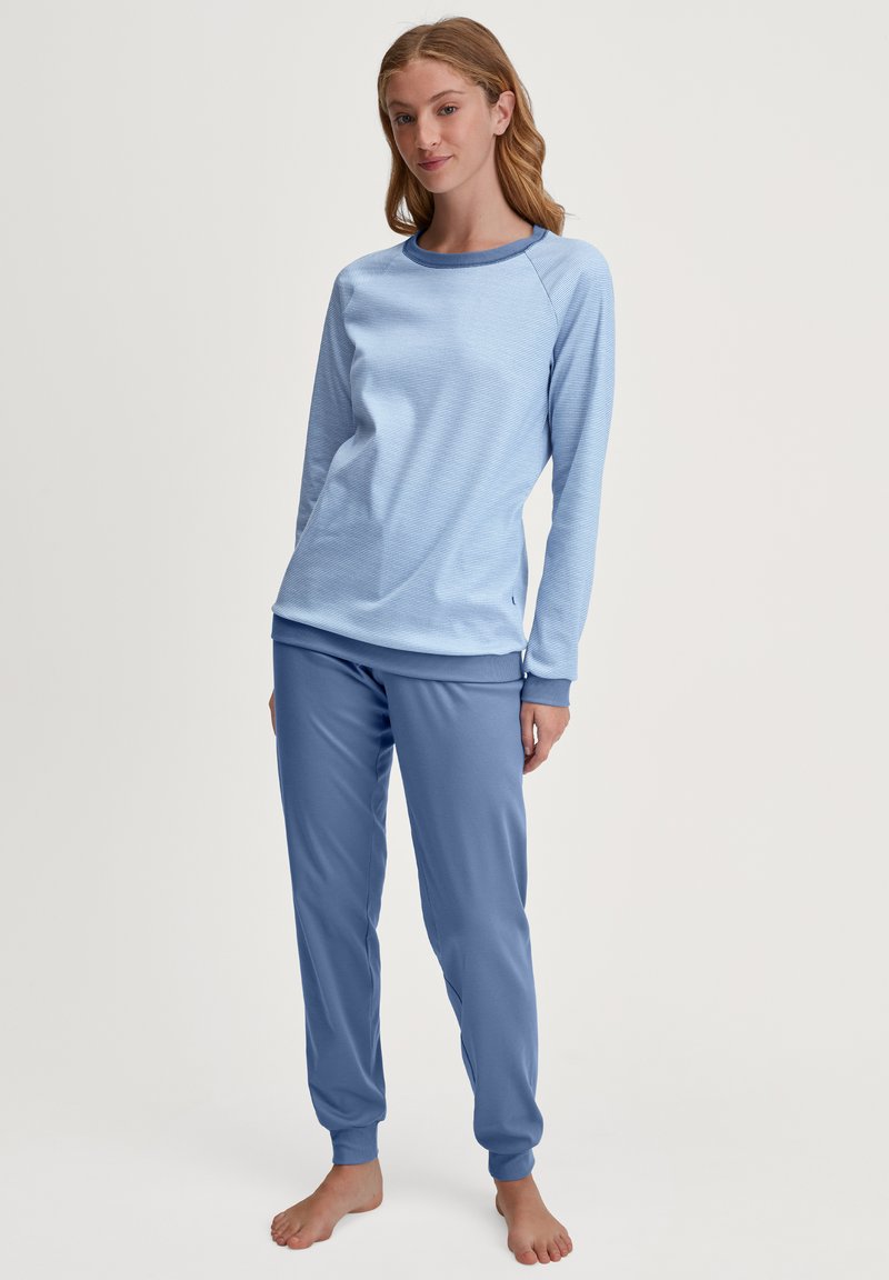 Lichtblauw loungeoutfit met een langmouwtop met ronde hals en geribde manchetten, gecombineerd met broeken met elastische tailleband.