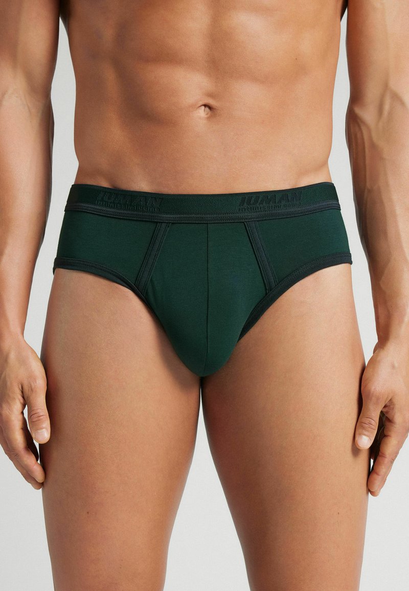 Zielone bawełniane slipki z czarnym elastycznym paskiem oferującym nazwę marki, zapewniające dopasowany krój i gładką teksturę.