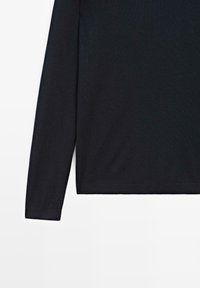 Czarna koszula z długim rękawem o gładkiej fakturze, z okrągłym dekoltem oraz prostym dołem, wykończona dopasowanymi mankietami.