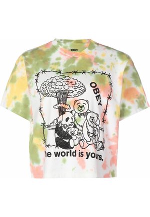 Koszulka tie-dye z czarno-białymi kreskówkowymi niedźwiedziami, obramowaniem z drutu kolczastego, chmurą grzyba i tekstem "OBEY" oraz "świat jest twój."