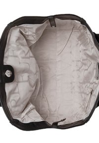 Brązowa skórzana torba z jasnobeżowym wykończeniem, zdobiona subtelnym wzorem logo. Wnętrze zawiera kieszeń na zamek błyskawiczny i bezpieczne zapięcie na zatrzask.