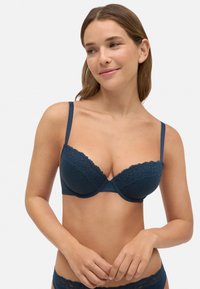 S sujetador marino con encaje, copas moldeadas y tirantes ajustables. Tejido suave, soporte con aros y un diseño sin costuras para mayor comodidad.