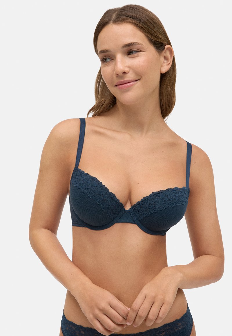 S sujetador marino con encaje, copas moldeadas y tirantes ajustables. Tejido suave, soporte con aros y un diseño sin costuras para mayor comodidad.