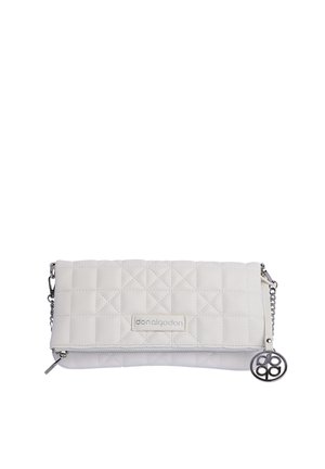 Bolso de mano acolchado blanco con cremallera, correa de cadena y adorno metálico redondo adjunto al lateral.