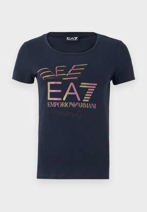 T-paita tummansinisestä puuvillasta, jossa on lyhyet hihat ja pyöreä kaula-aukko. Edessä monivärinen EA7 Emporio Armani -logo.
