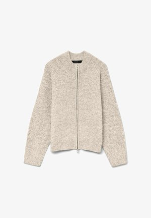 Gaišpelēkā, teksturētā adītas džemperis ar apaļu kakla izgriezumu un priekšējo rāvējslēdzēju. Ar garām piedurknēm un brīvu piegriezumu. Nav rakstu vai akcents.