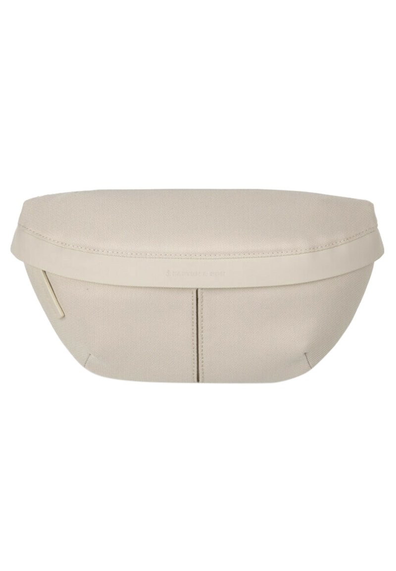 Pochette in tessuto beige dalla forma arrotondata, con parte superiore piatta e dettagli di cucitura sottili. Include un logo minimalista e una strap laterale.