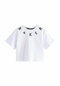 Bílé zkrácené tričko vyrobené z bavlny, s černým nápisem "BAKER" napříč hrudníkem v tučném, blokovém písmu. Krátké rukávy.
