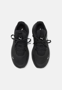 Chaussures de sport noires avec une tige en tricot texturé, un collier rembourré et une semelle en caoutchouc. Comprend des accents de logo blancs et un système de laçage standard.