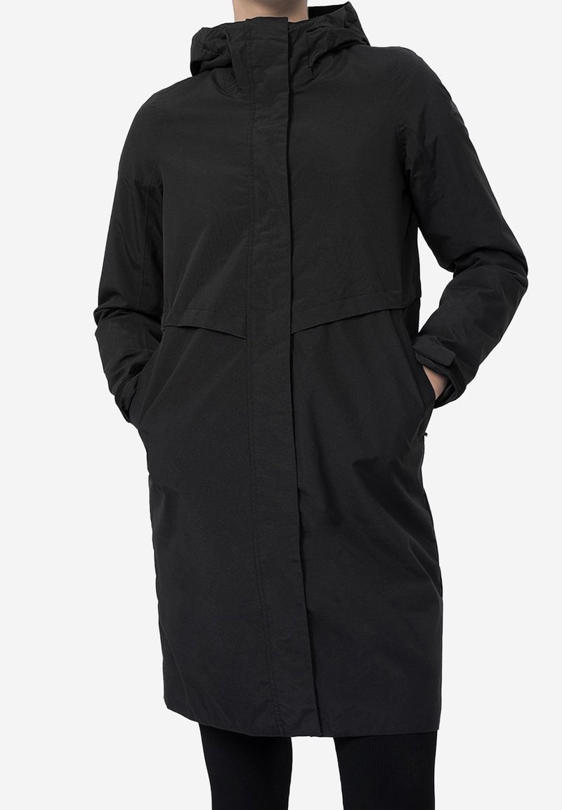Long manteau noir imperméable avec capuche, coupe droite, poches avant et tissu lisse et texturé. Design minimaliste.