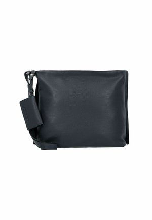 Zwarte leren crossbody tas met een gewelfde afwerking, rechthoekige vorm en verstelbare schouderband. Voorzien van een klein label dat aan de band is bevestigd.