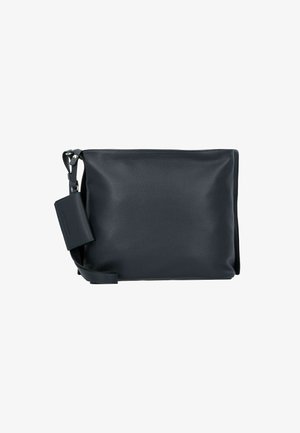 Schwarze Leder-Crossbody-Tasche mit strukturierter Oberfläche, rechteckiger Form und verstellbarem Riemen. Verfügt über ein kleines Schild, das am Riemen befestigt ist.