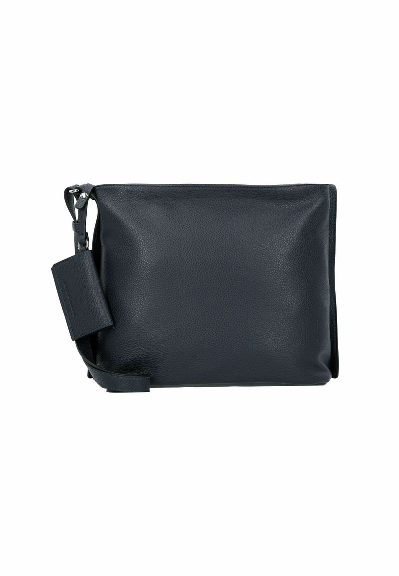 Bolso cruzado de cuero negro con un acabado texturizado, forma rectangular y correa ajustable. Presenta una pequeña etiqueta unida a la correa.