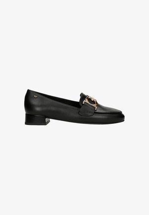Schwarze Lederloafers mit quadratischer Zehenform, kleinem Blockabsatz und goldfarbener Hardware-Akzent an der Vorderseite. Glatte Textur und elegantes Design.