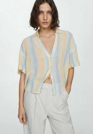 Gestreifte Hemdbluse in Pastellfarben (blau, gelb, weiß), kurze Ärmel, leichtes, halbtransparentes Material, lässiger Schnitt.