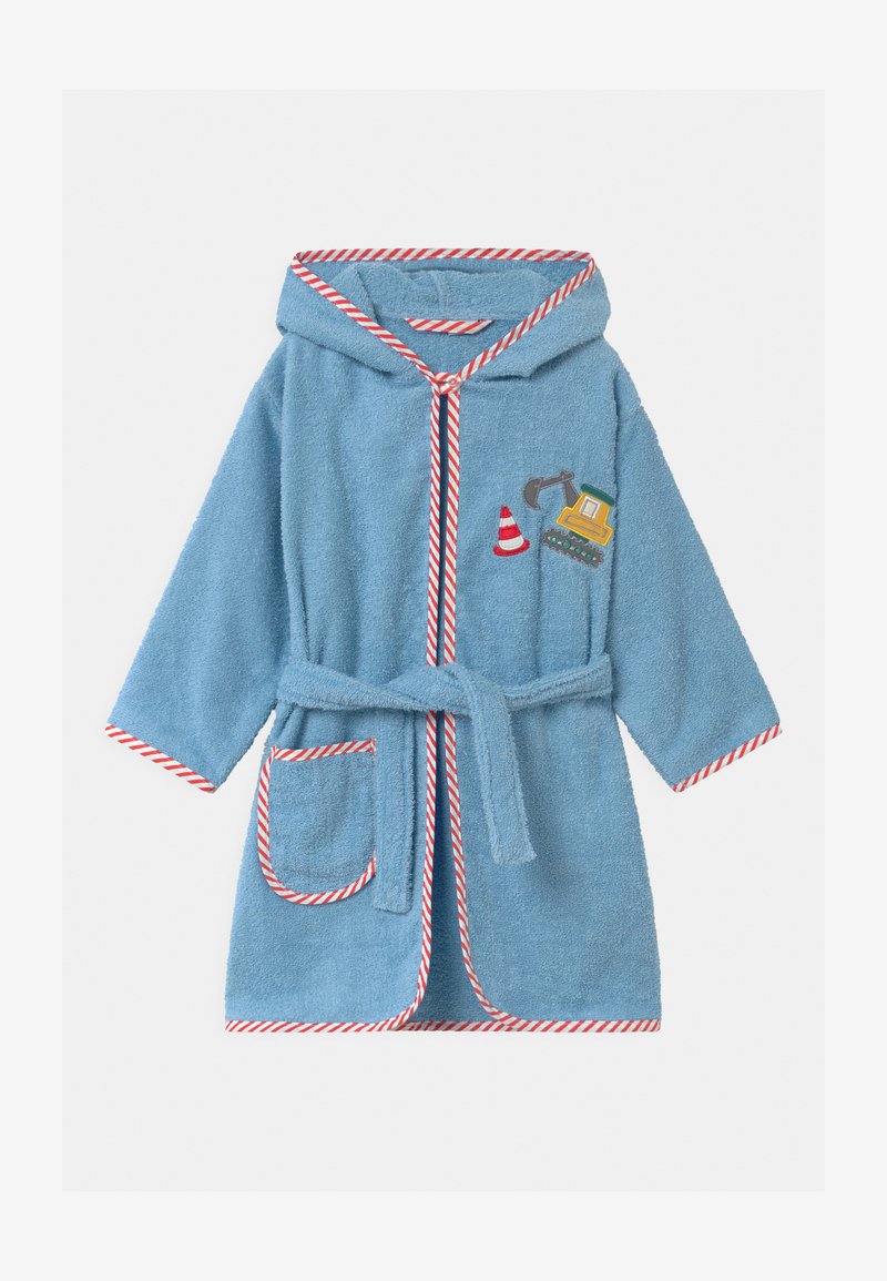 Roupa de banho em toalha azul com capuz, com borda em listras vermelhas e brancas, bolso e apliques decorativos bordados com temas de construção.