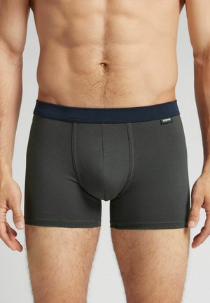 Grau farbene Boxer-Brief mit navyblauem elastischen Bund, aus glattem Stoff gefertigt. Verfügt über einen vorderen Pouch und Flachnähte für Komfort.