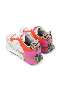 Zapatillas con una base blanca, acentos en naranja y rosa, y un talón con estampado de leopardo. Presenta una suela gruesa y materiales texturizados. Diseño con cordones.