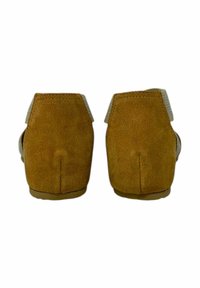 Stivali in suede color sabbia con una finitura testurizzata, caratterizzati da una punta arrotondata e un tacco basso. La parte superiore presenta un accento di colore chiaro a contrasto sul colletto.