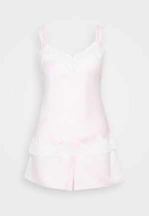 Svetle růžová saténová pyžamová souprava s krajkovými detaily, nastavitelnými ramínky, přiléhavým topem a volnými šortkami s dodatečným krajkovým lemem.