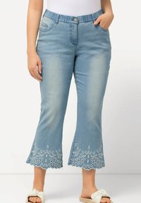 Ulla Popken - EYELET - Flared Jeans - light blue Miniatuurafbeelding 1