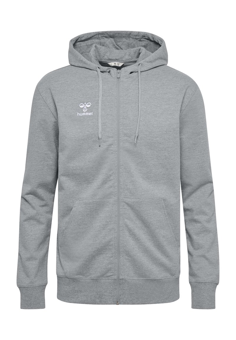 Sudadera gris con cremallera fabricada en un tejido suave, que cuenta con capucha con cordón, bolsillos laterales y un logo blanco en la parte superior izquierda.