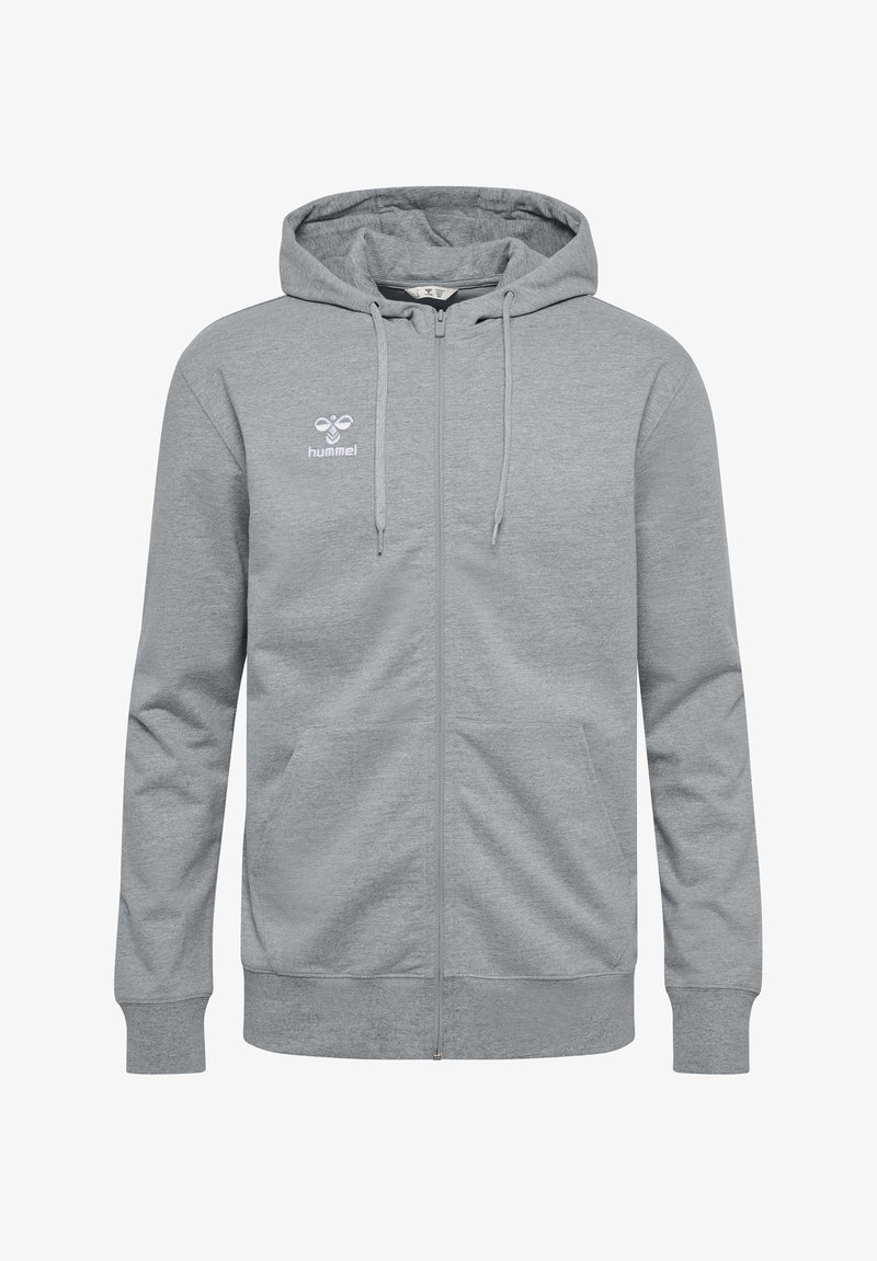 Siva zip-up kapuca, izdelana iz mehkega materiala, z vrvico za zategovanje, stranskimi žepi in belim logotipom na zgornji levi strani.