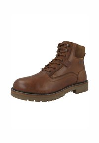 Bota de cuero marrón con puntera redondeada, parte delantera con cordones, tobillo acolchado y suela de goma. Presenta detalles de costura y un sutil acento de logo.