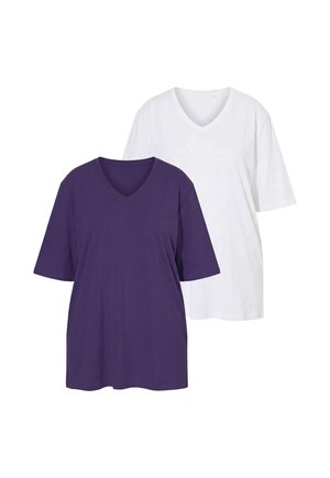 Twee effen V-hals T-shirts met korte mouwen, één donkerpaars aan de voorkant en één wit aan de achterkant op een witte achtergrond.