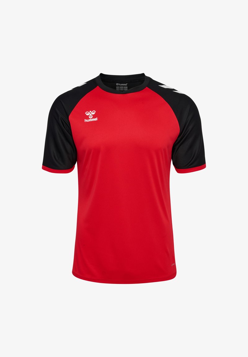 Czerwona sportowa koszulka z czarnymi raglanowymi rękawami, okrągłym dekoltem i logo na piersi. Tkanina wydaje się gładka i lekka.