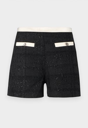 Crne kratke hlače s teksturom, bijelim pojasom i bijelim preklopima džepova, svaki osiguran ukrasnim srebrnim gumbom.