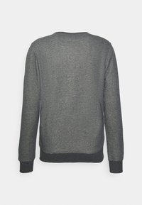 Sudadera gris con cuello redondo, mangas largas y puños y dobladillo acanalados de color gris oscuro en contraste. Textura suave, diseño minimalista.