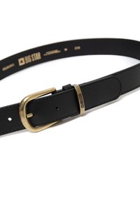 Cinturón de cuero negro con un acabado texturizado, que presenta una hebilla de metal en tono dorado y una pieza de acento separada con la marca.