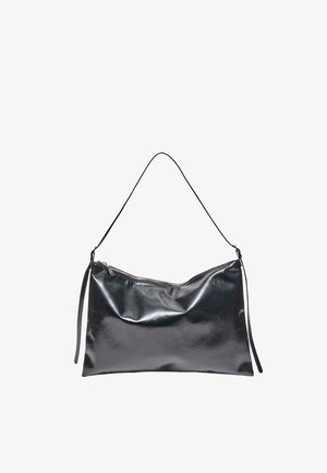 Sac à bandoulière en cuir noir brillant avec une fermeture éclair sur le dessus et une seule bride fine pour le porter.