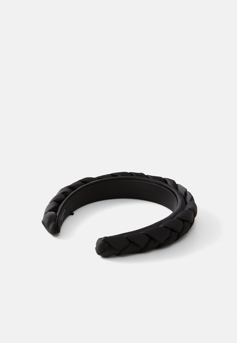 Fita de cabelo preta trançada feita de material suave, com um design de banda larga com bordas arredondadas e um padrão trançado texturizado.