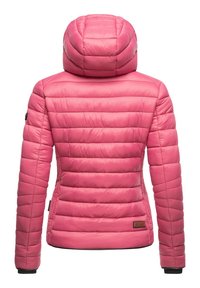 Roze gewatteerde jas met horizontaal quiltpatroon, een capuchon en ribgebreide manchetten. Heeft een merkembleem op de onderrug.