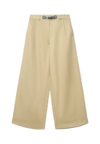 Beige Hosen mit weitem Bein und weicher Textur, ausgestattet mit einem grauen Gürtel in der Taille, vorderen Bundfalten und geradem Schnitt am Knöchel.