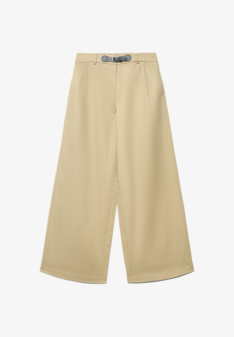 Beige Hosen mit weitem Bein und weicher Textur, ausgestattet mit einem grauen Gürtel in der Taille, vorderen Bundfalten und geradem Schnitt am Knöchel.